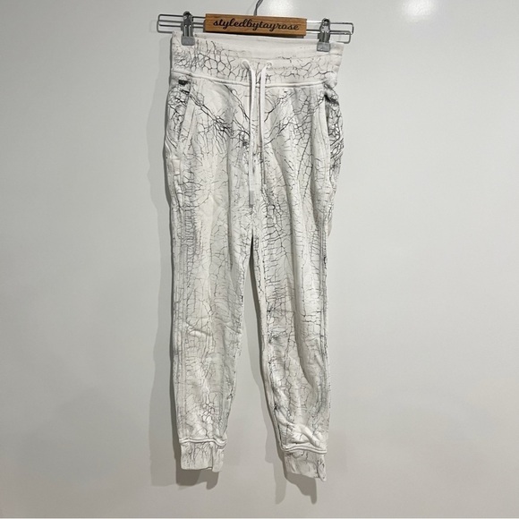 Lululemon Warm Down Jogger *7/8 Length
Thread Dye White Black - Picture 5 of 10